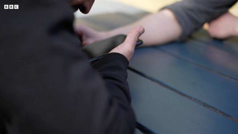 Investiga&ccedil;&atilde;o da BBC revela que assessores jur&iacute;dicos ajudam migrantes a se passarem por gays para obter asilo