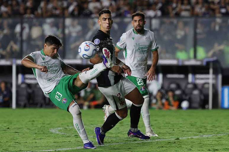 Puma Rodr&iacute;guez durante disputa com Esteban Matus, do Audax Italiano, em S&atilde;o Janu&aacute;rio &ndash;