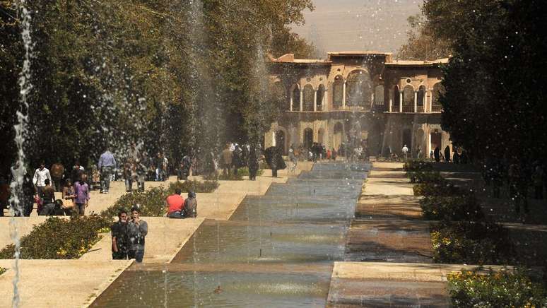 Os jardins da P&eacute;rsia s&atilde;o uma 'obra-prima da genialidade criativa humana", segundo a Unesco. Na imagem, o Jardim Shazdeh, ou Jardim do Pr&iacute;ncipe do Ir&atilde;, em foto de 2011