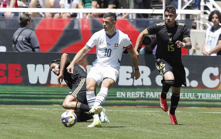 Xhaka, o capit&atilde;o da Su&iacute;&ccedil;a (Photo by Chris Gardner/Getty Images)