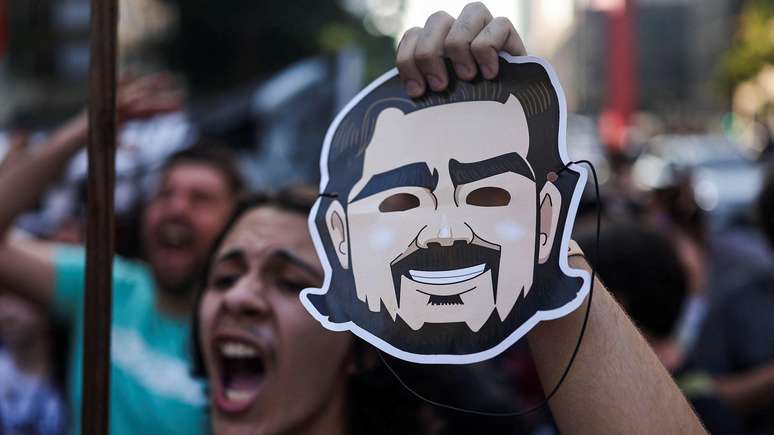 A negocia&ccedil;&atilde;o em curso eletriza Bras&iacute;lia ap&oacute;s vazarem mensagens de celulares de Vorcaro que revelaram sua intensa rela&ccedil;&atilde;o com nomes da pol&iacute;tica