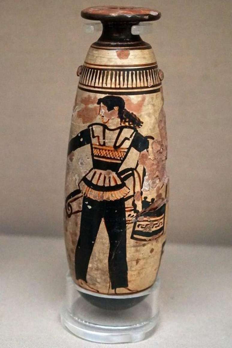 Guerreira amazona em um vaso de alabastro grego, estimado do ano 470 a.C.