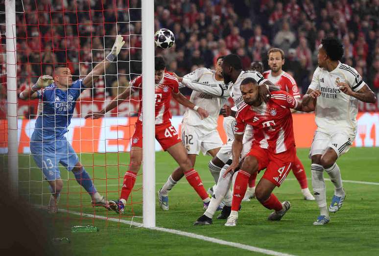 Em jogo &eacute;pico, Bayern vira sobre o Madrid e &eacute; semifinalista da Champions &ndash;