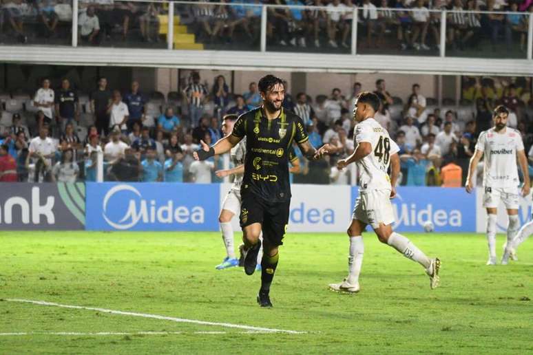 Ortiz ap&oacute;s cobran&ccedil;a de p&ecirc;nalti, na Vila Belmiro &ndash;