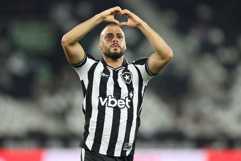 Arthur Cabral soma nove gols com a camisa do Botafogo &ndash;