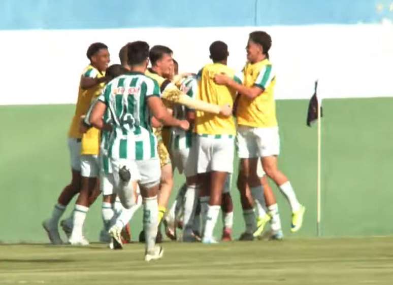 Beto marca lindo gol pelo Juventude contra o Vasco &ndash;