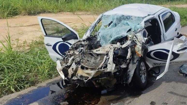 Carro de reportagem da Band minas ficou destru&iacute;do ap&oacute;s colis&atilde;o com caminh&atilde;o