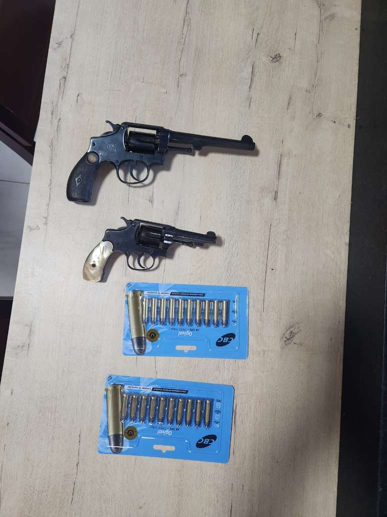 De acordo com a pol&iacute;cia, duas armas de fogo irregulares foram encontradas no local, o que levou o suspeito a ser preso em flagrante por posse ilegal