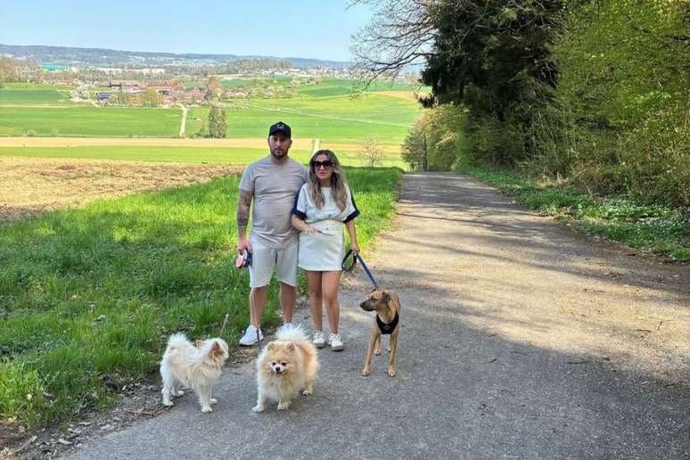 Costelinha com o casal que lhe adotou na Su&iacute;&ccedil;a