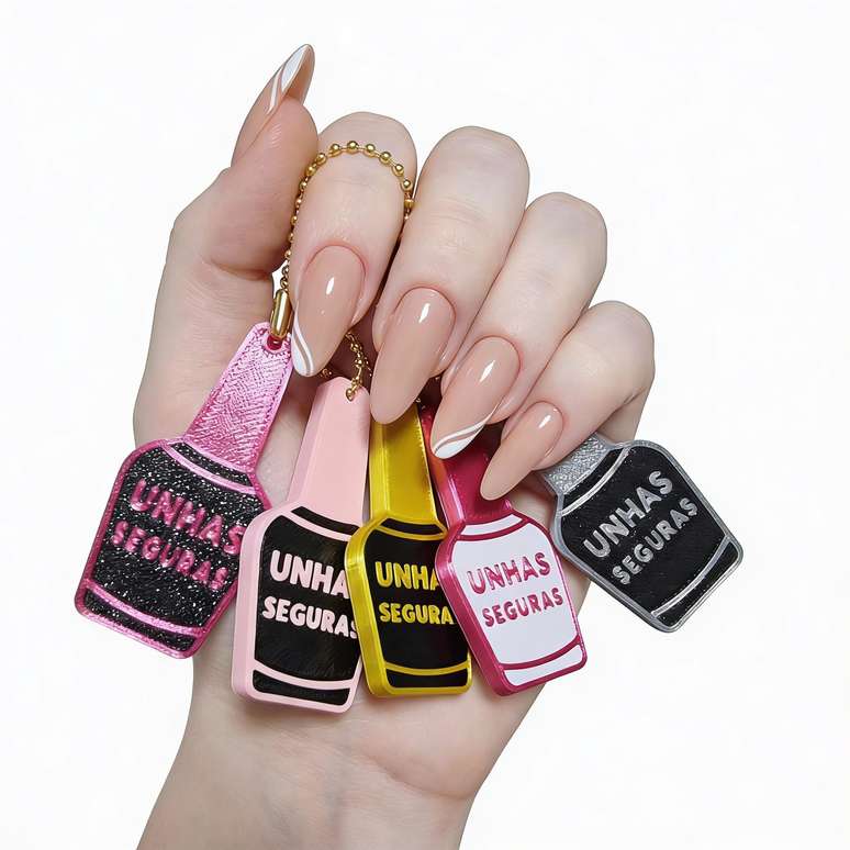 நகங்களை அழிப்பதைத் தவிர்க்க, நகங்களை உருவாக்குபவர் கேன் ஓப்பனரை உருவாக்குகிறார் 