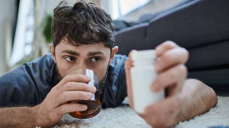 O tratamento costuma combinar medicamentos, psicoterapia e acompanhamento multiprofissional. Os principais rem&eacute;dios utilizados s&atilde;o os antipsic&oacute;ticos, recomendados em diretrizes internacionais para reduzir del&iacute;rios, alucina&ccedil;&otilde;es e agita&ccedil;&atilde;o &ndash; depositphotos.com / HayDmitriy