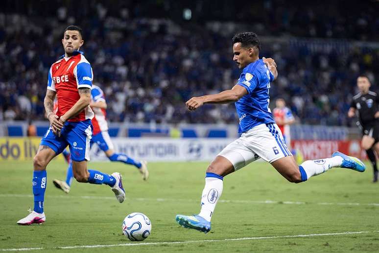 Kaiki Bruno tenta o cruzamento para o Cruzeiro no jogo contra a Cat&oacute;lica. Mas, no fim, os mineiros perderam.