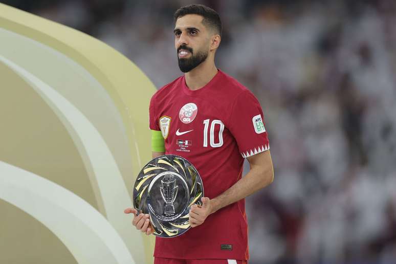 Camisa 10 e capit&atilde;o do Catar, Al-Haydos &eacute; uma das esperan&ccedil;as da sele&ccedil;&atilde;o (Photo by Lintao Zhang/Getty Images)