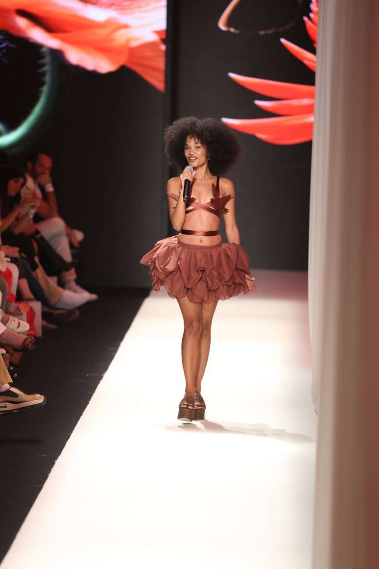 Agnes Nunes no desfile da Salinas no Rio Fashion Week 