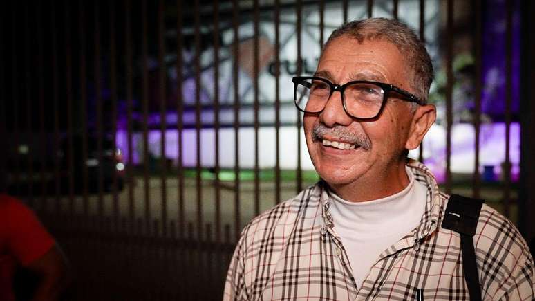 Marcelo Mendes, arquiteto aposentado de 70 anos de Recife, passou a madrugada na fila para conseguir documentos e tentar a resid&ecirc;ncia no Paraguai. Ele abandonou o plano de se mudar para Portugal, onde sua filha mora, para tentar a vida no pa&iacute;s vizinho