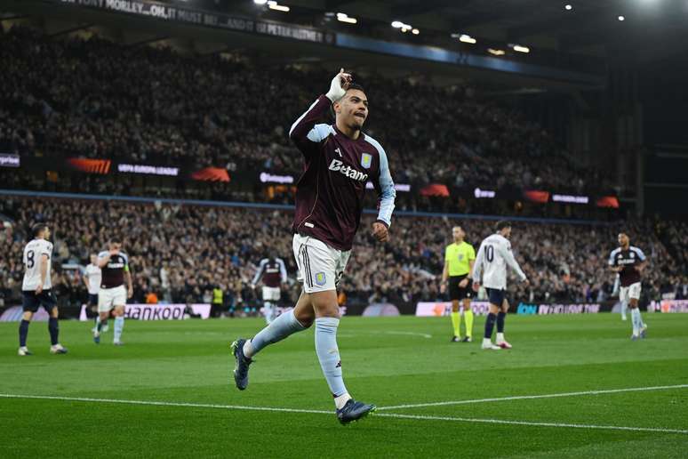 Morgan Rogers comemorando um dos gols do Aston Villa 