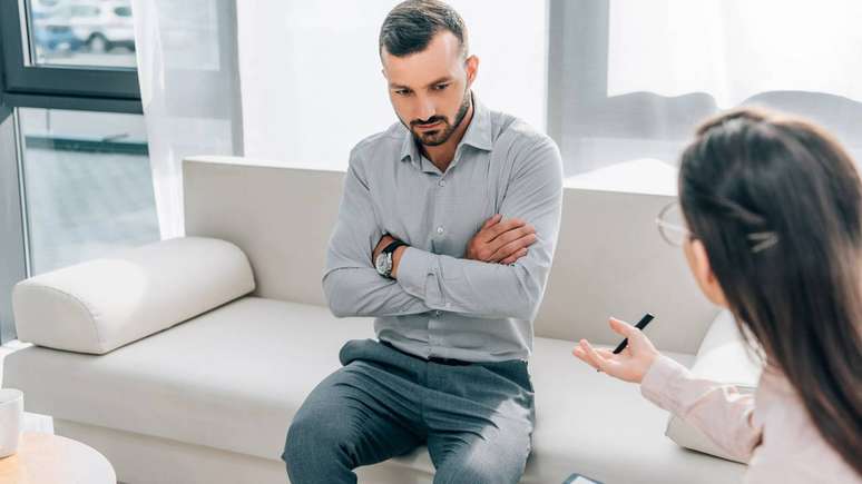 Durante protocolos terap&ecirc;uticos, o foco est&aacute; na redu&ccedil;&atilde;o de padr&otilde;es de pensamento negativos recorrentes &ndash; depositphotos.com / VitalikRadko