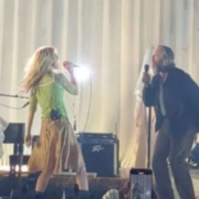 De arrepiar: Hayley Williams e Dallas Green encantam com dueto em show - v&iacute;deo
