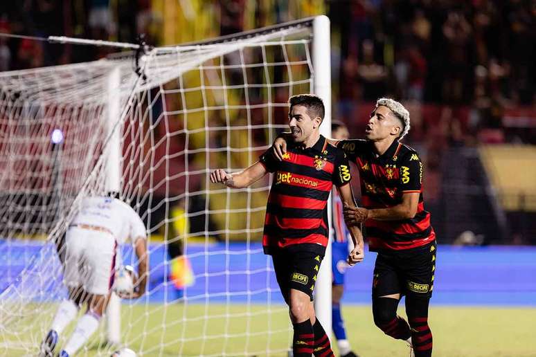 Uruguaio Carlos De Pena comemora seu gol na Ilha do Retiro &ndash;
