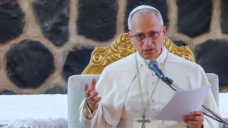 Papa Le&atilde;o 14 discursa em frente a um microfone