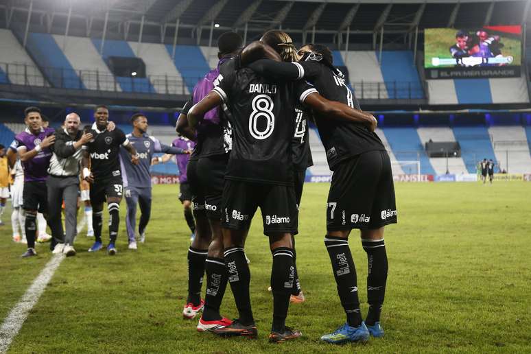 Jogadores do Botafogo comemorando a virada 