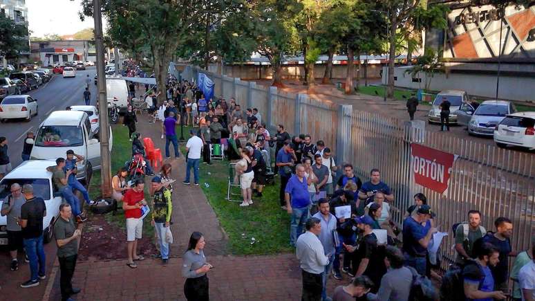 Fila com brasileiros vira a madrugada em Ciudad del Este, no Paraguai