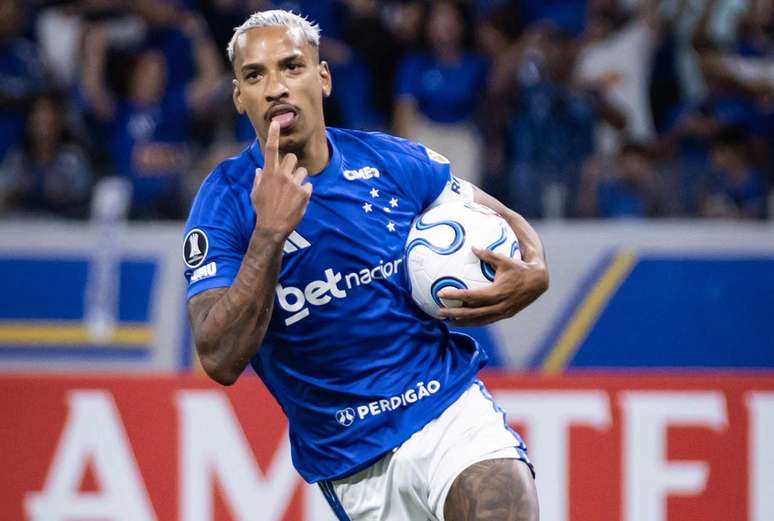 Matheus Pereira comemora seu gol na derrota do Cruzeiro para a Universidad Cat&oacute;lica, no Mineir&atilde;o &ndash;