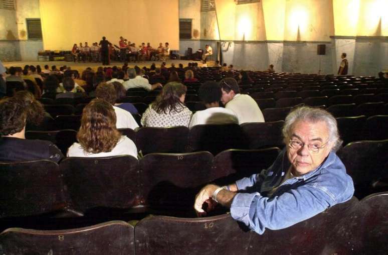 O cineasta Zelito Viana, diretor do document&aacute;rio 'Mestre Zu', fotografado em 2003