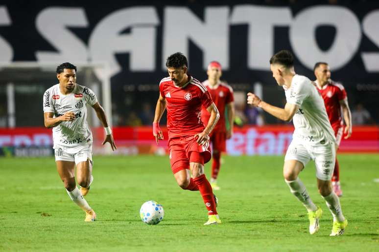 Alan Rodr&iacute;guez foi titular na vit&oacute;ria contra o Santos &mdash; 