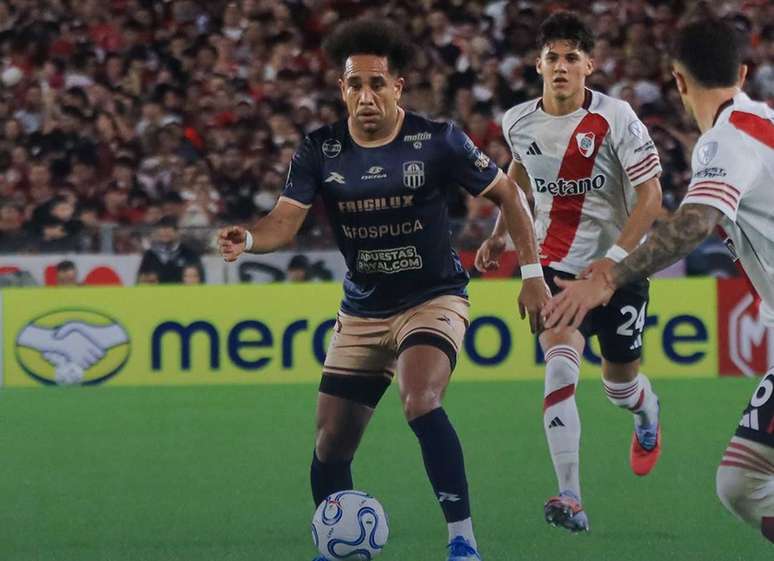 Primeiro tempo se desenvolveu de modo favor&aacute;vel aos visitantes &ndash;