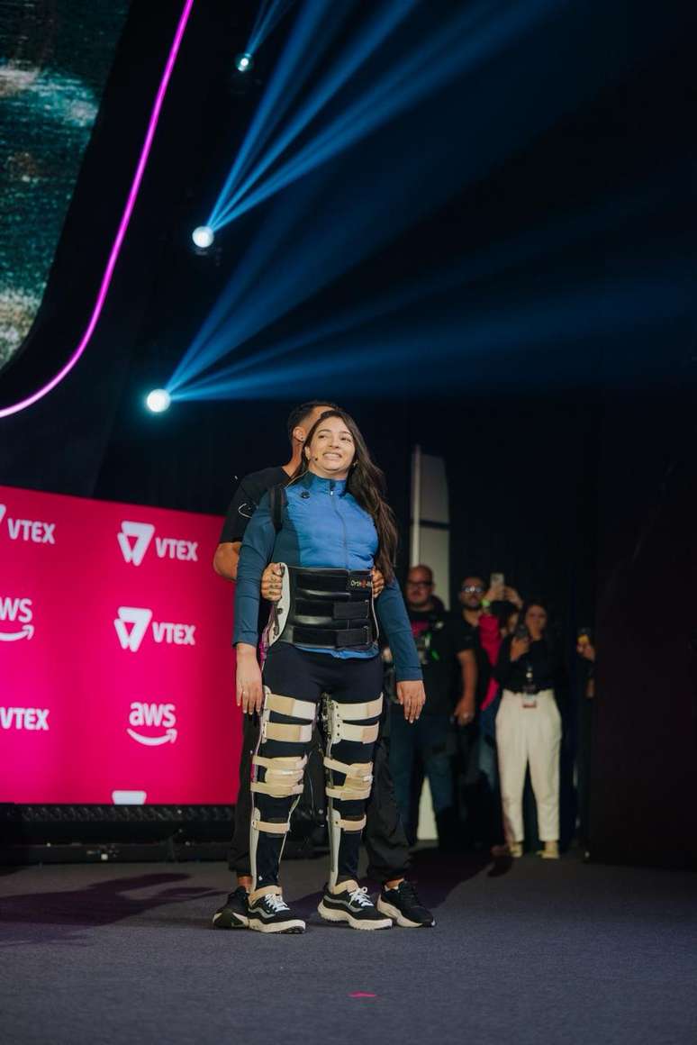 La&iacute;s Souza fica em p&eacute; em evento