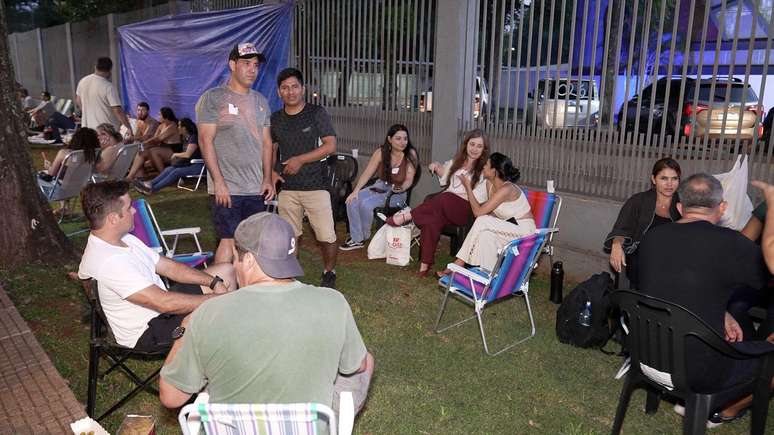 Primeiros na fila chegaram por volta das 8h de domingo, 24 horas antes da abertura dos port&otilde;es