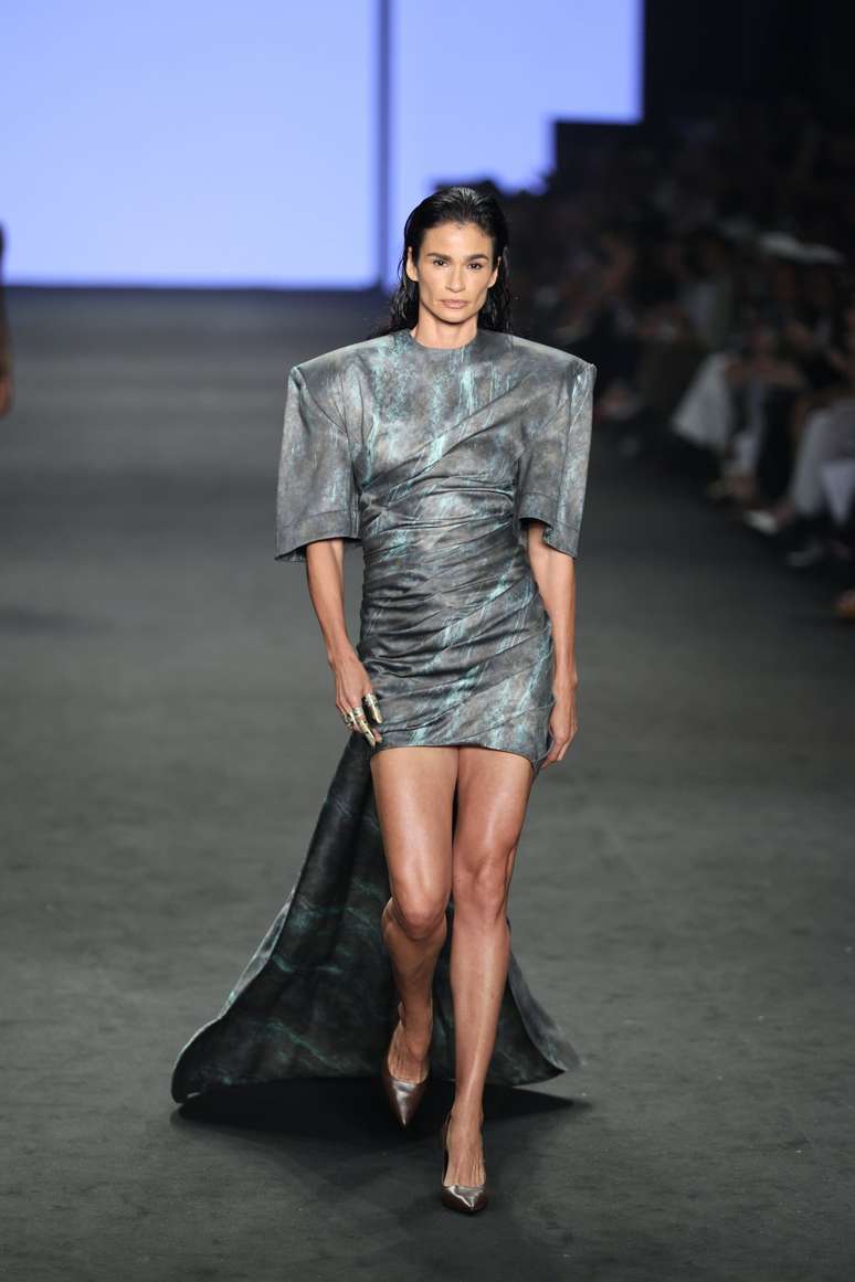 Carol Ribeiro no desfile da Normando 