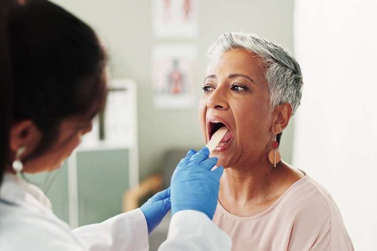 O uso excessivo da voz, sem t&eacute;cnica ou pausas adequadas, pode causar les&otilde;es nas pregas vocais e comprometer a sa&uacute;de vocal ao longo do tempo 