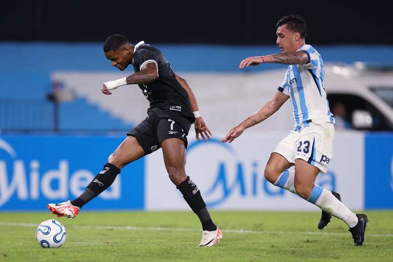 J&uacute;nior Santos batendo para virar a partida 