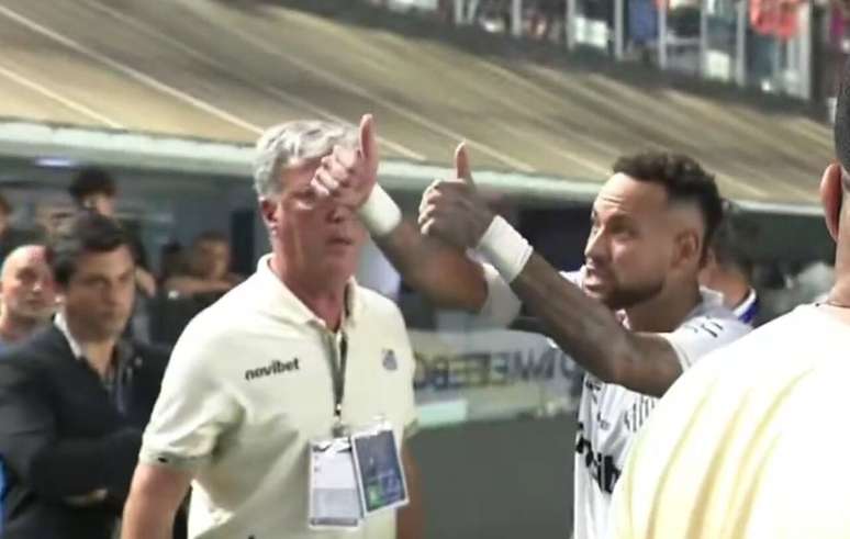 Neymar discutiu com torcedores ap&oacute;s o empate do Santos contra o Recoleta &ndash;