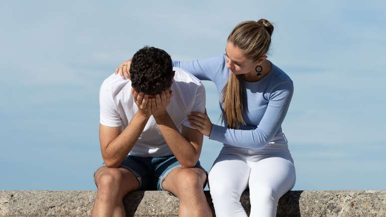 எளிமையான, வரவேற்கத்தக்க மற்றும் பாதுகாப்பான மனப்பான்மையுடன் கவலை நெருக்கடியை அனுபவிக்கும் ஒருவருக்கு எப்படி உதவுவது என்பதைக் கண்டறியவும், அத்துடன் இந்த நேரத்தில் எதைத் தவிர்க்க வேண்டும் என்பதைப் புரிந்து கொள்ளவும்