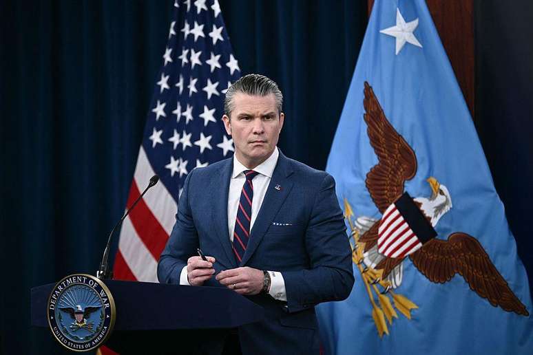 Ap&oacute;s os primeiros ataques de EUA e Israel ao Ir&atilde;, o secret&aacute;rio de Defesa Pete Hegseth recitou, no Pent&aacute;gono, uma ora&ccedil;&atilde;o controversa que mencionava "viol&ecirc;ncia esmagadora" e "justi&ccedil;a r&aacute;pida e sem remorso"