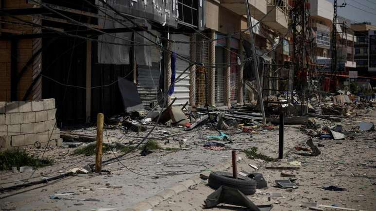 Edif&iacute;cios destru&iacute;dos e rua repleta de destro&ccedil;os