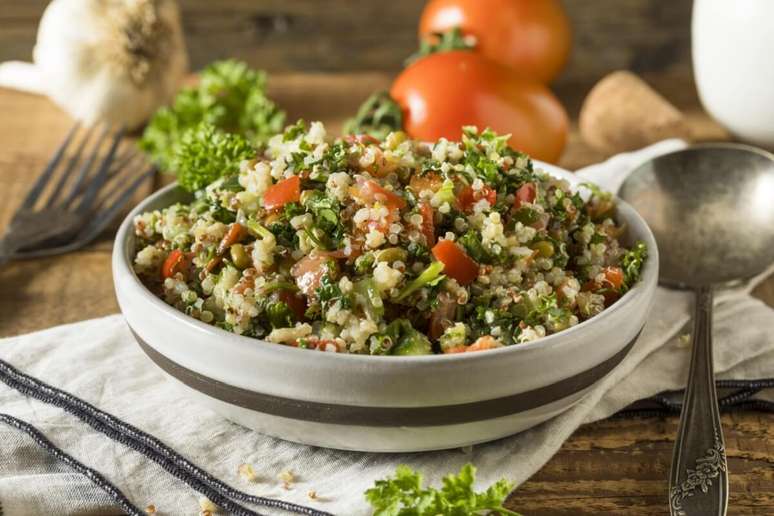 Salada de quinoa com legumes 