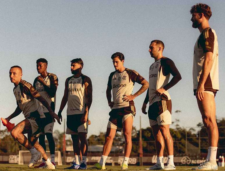 Cebolinha (E), est&aacute; de volta aos treinos do Flamengo &ndash;