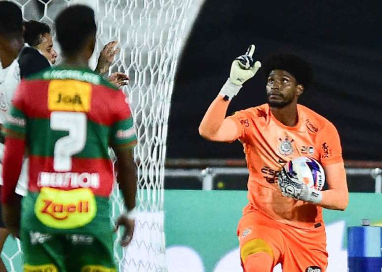 Pol&iacute;cia indicia dois torcedores da Portuguesa por racismo contra Hugo Souza, do Corinthians &ndash;