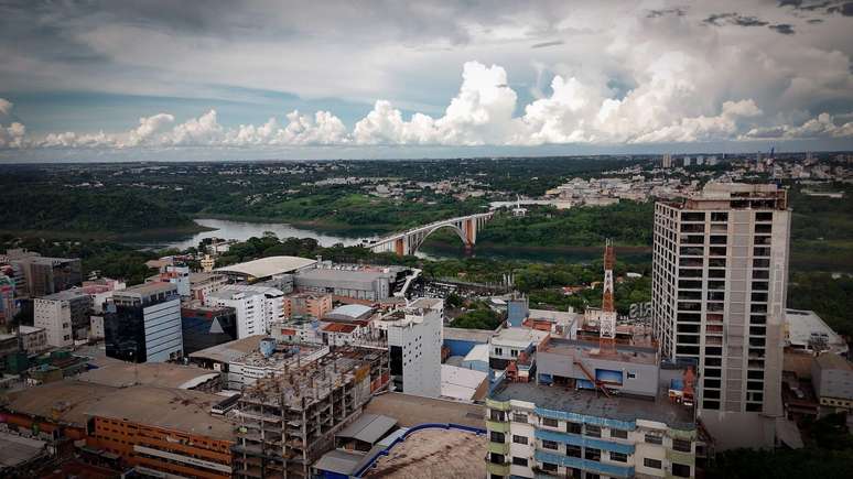 Ciudad del Este recebe brasileiros para compras - e pra morar