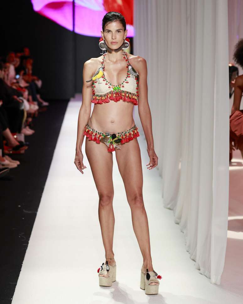 Raica Oliveira no desfile da Salinas no Rio Fashion Week 