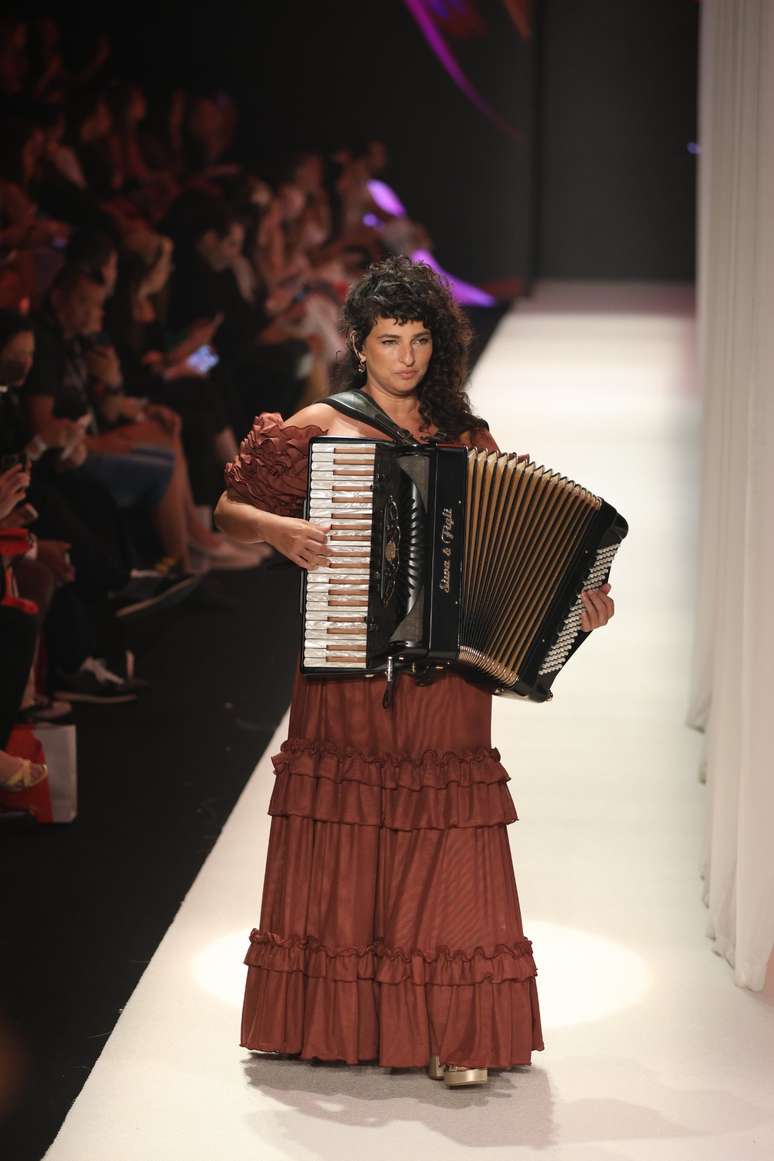 A acordeonista L&iacute;via Mattos na Salinas 