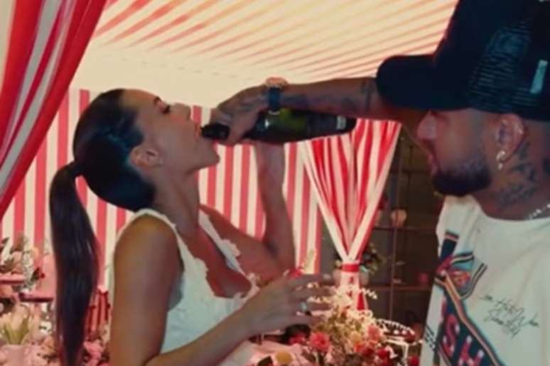 பியான்கார்டியின் வாயில் ஷாம்பெயின் ஊற்றும் நெய்மர்