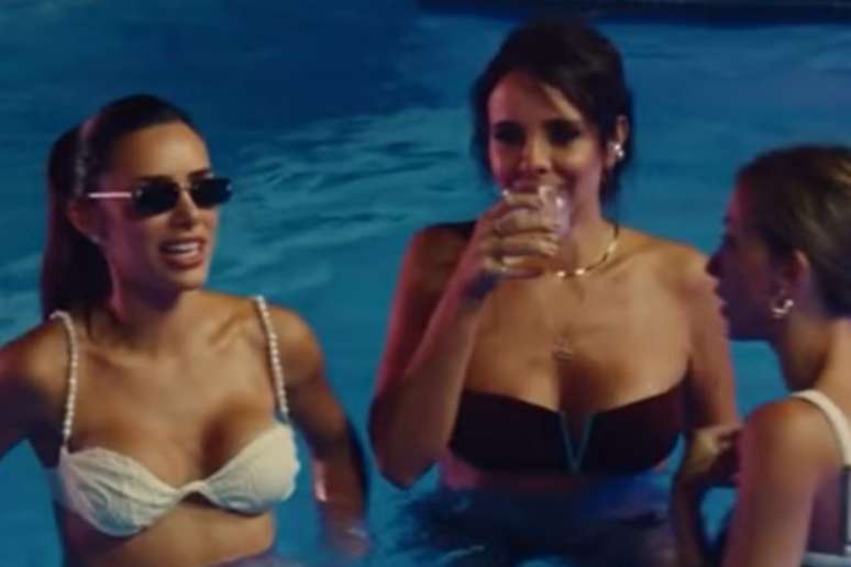 விருந்தினர்களுடன் குளத்தில் பியான்கார்டி