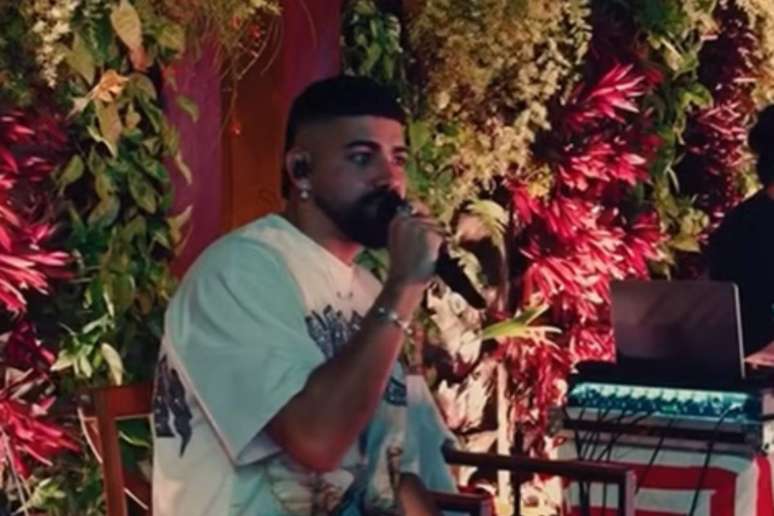 பார்ட்டியில் பாடும் தில்சினோ