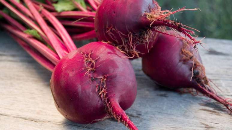 Nem toda urina avermelhada cont&eacute;m sangue. Um exemplo cl&aacute;ssico &eacute; o consumo de beterraba, que pode deixar a urina rosada ou avermelhada em algumas pessoas, fen&ocirc;meno chamado de &ldquo;beeturia&rdquo; &ndash; depositphotos.com / MonaMakela