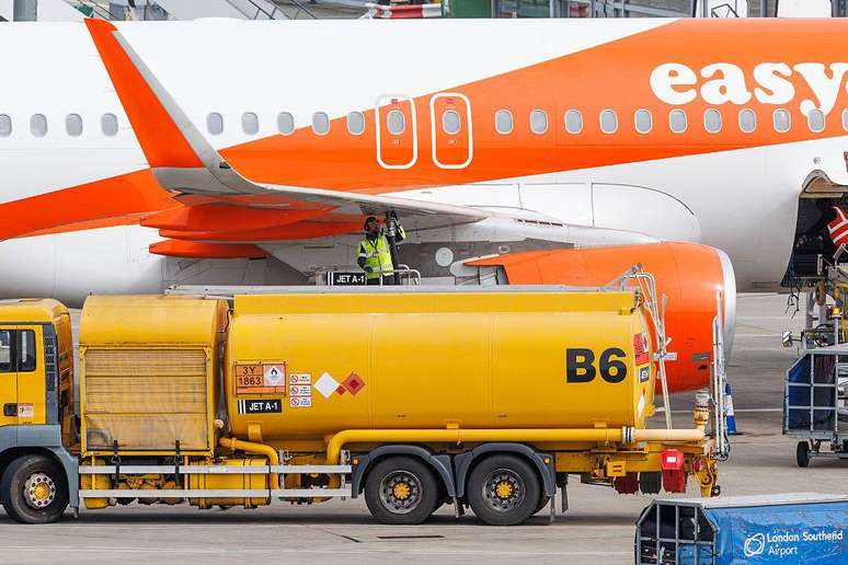 Um avi&atilde;o da EasyJet &eacute; reabastecido antes da decolagem no Aeroporto de Southend, em 17 de abril de 2026, em Southend, Inglaterra